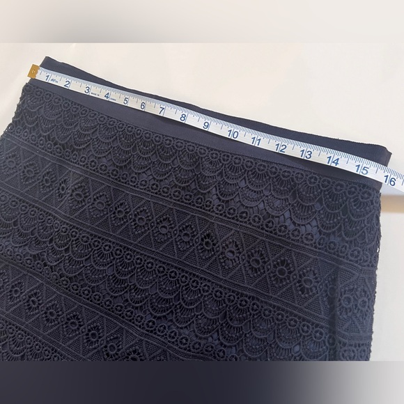 Ann Taylor Loft Lace Crochet Eyelet Pencil Skirt in Navy Blue Size 8 - Picture 4 of 8